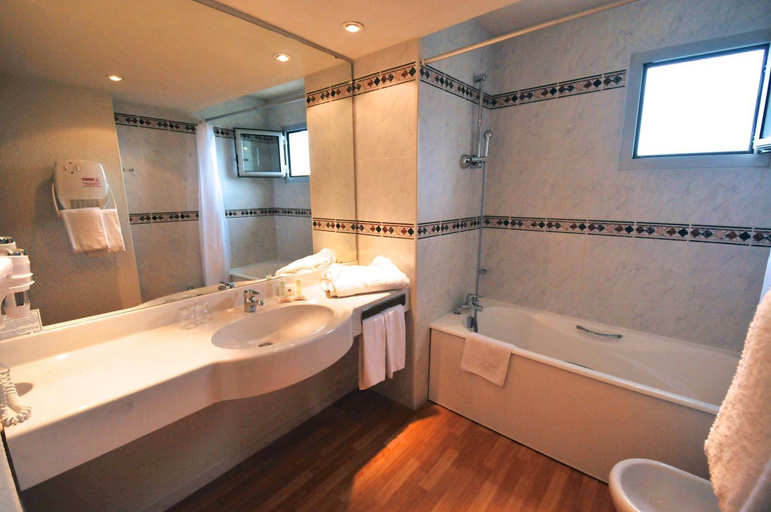 Bathroom 4, Best Western Sourceo, Landes