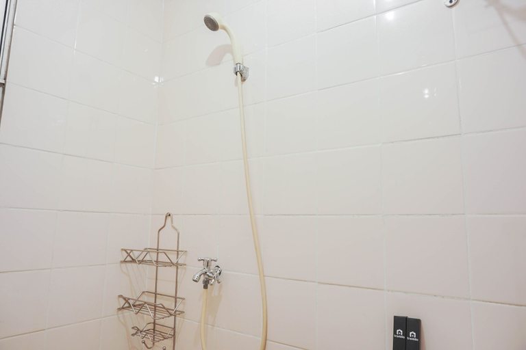 Bathroom 3, Comfortable And Combined 3Br At City Park Apartment, West Jakarta