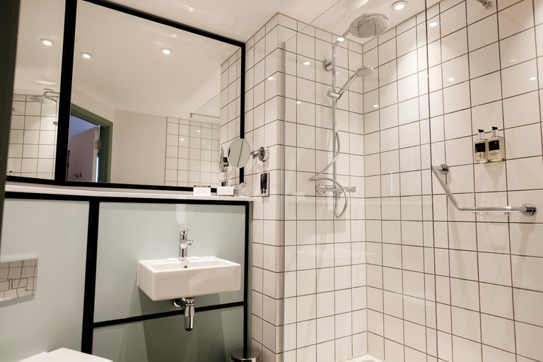 Bathroom 4, The Fox & Goose Hotel, London
