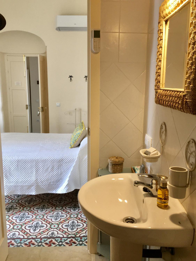 Bathroom 3, Numero 9, Cádiz