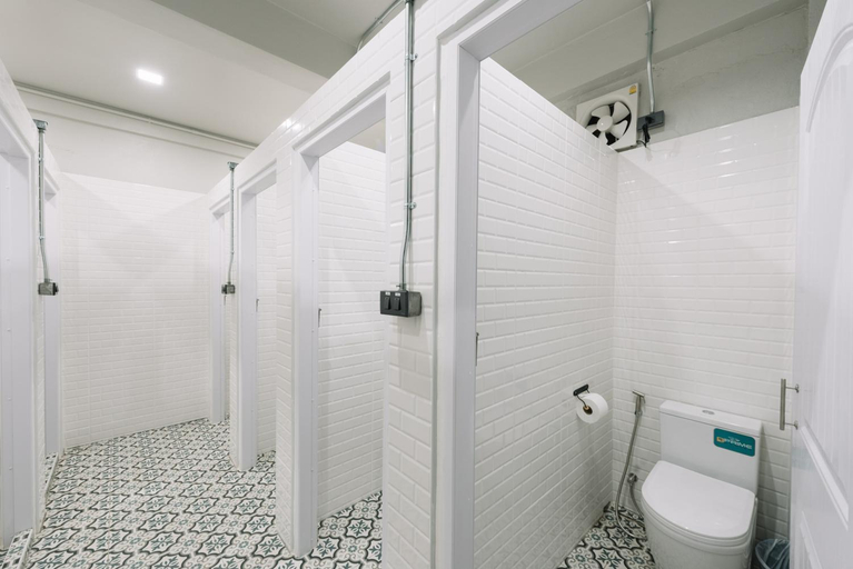 Bathroom 5, Bed and Bike Hostel, Muang Chiang Rai