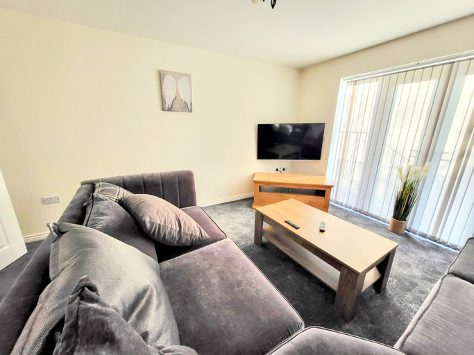 Others 4, Large Modern House with Parking, Sheffield