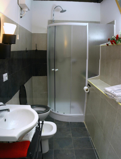 Bathroom 3, Su da noi, Trieste