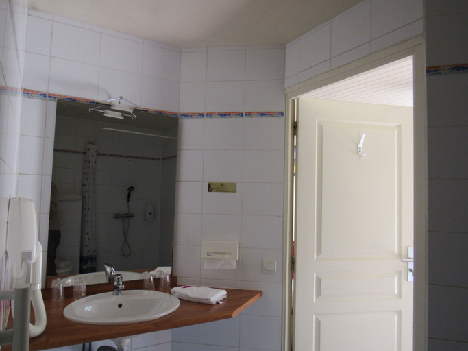 Bathroom 4, Hôtel Les Sternes, Côtes-d'Armor