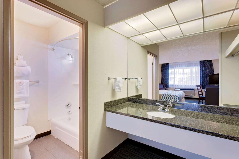 Bathroom 4, Travelodge by Wyndham Aberdeen, Grays Harbor