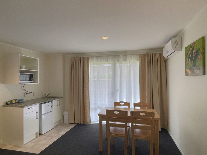 Others 5, Royal Park Lodge, Waitakere