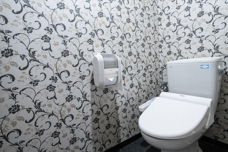Bathroom 2, Skypark Hotel, Chino