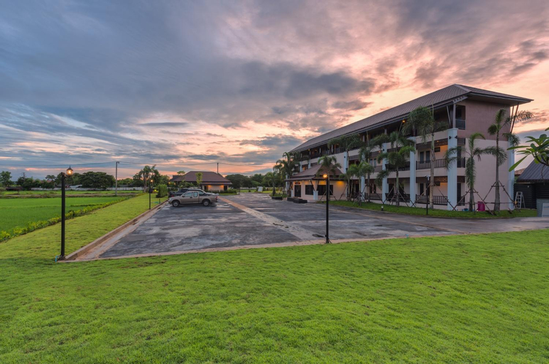 Exterior & Views 17