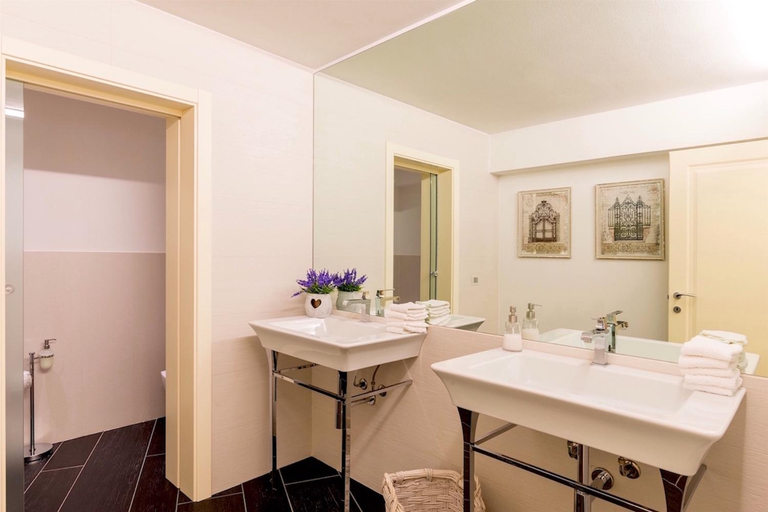 Bathroom 4, Palazzo Paolo, Pistoia