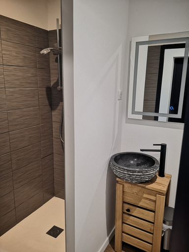 Bathroom 4, O'Cub Hotel, Gard