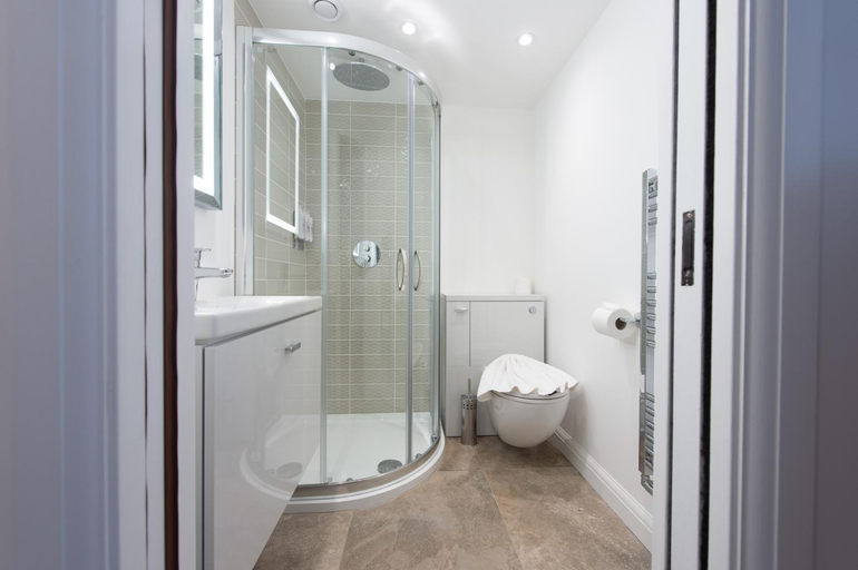 Bathroom 3, The Withies Inn, Surrey