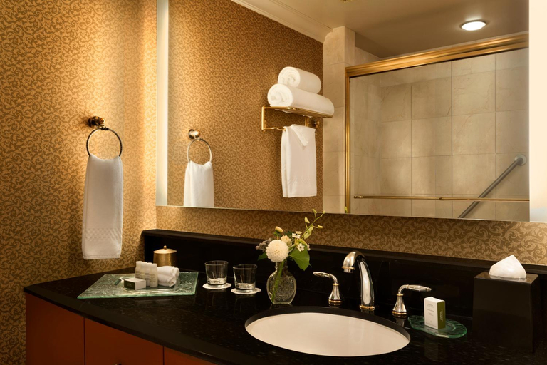 Bathroom 4, Hotel Le Soleil by Executive Hotels, Greater Vancouver