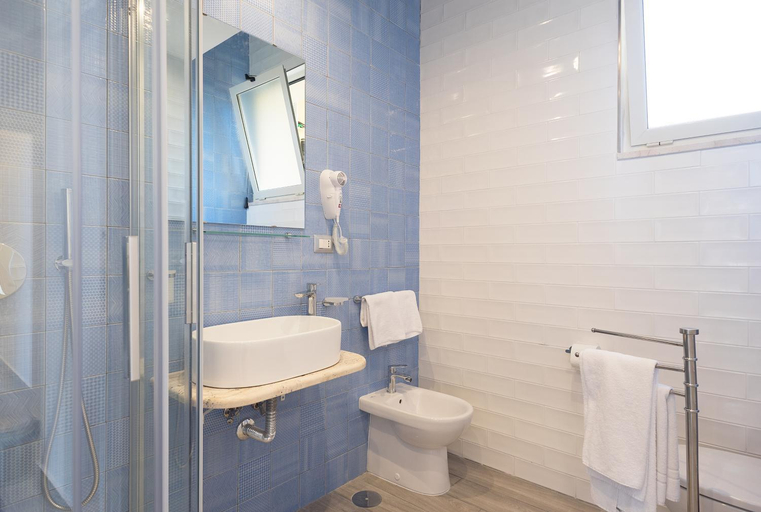 Bathroom 3, B&B Toledo one, Napoli