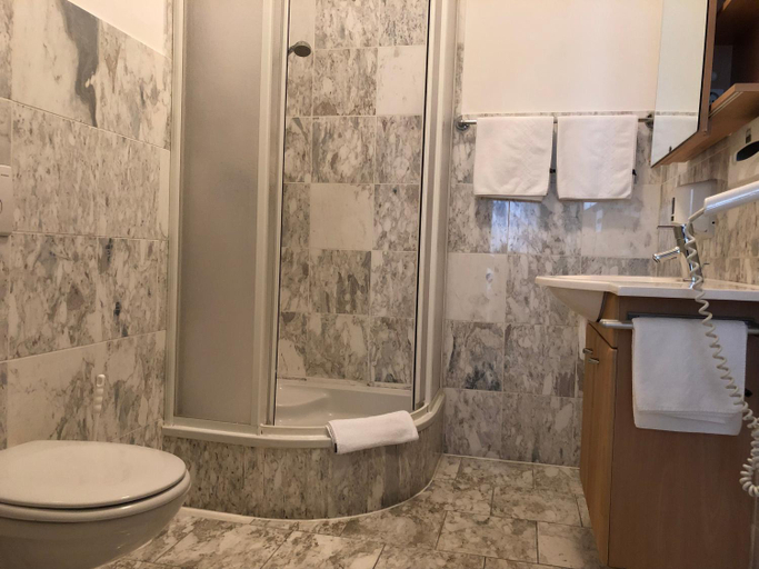 Bathroom 3, Gasthof zum Goldenen Lowen, Leibnitz