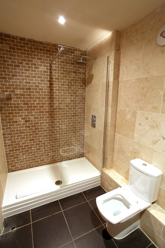 Bathroom 3, The Crown at Playhatch, Oxfordshire