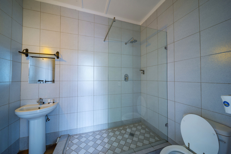 Bathroom 3, The N1 Hotel & Campsite Victoria Falls, Hwange