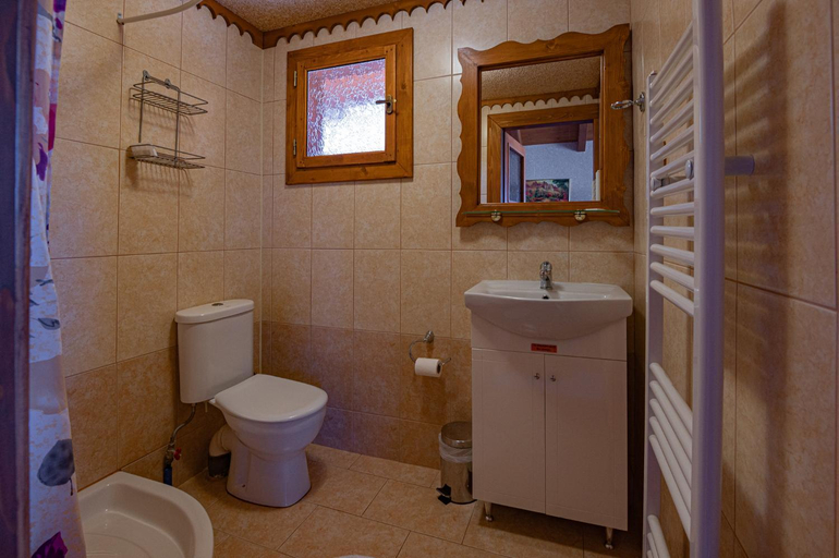 Bathroom, 4epoxesxenonas, Peloponnese