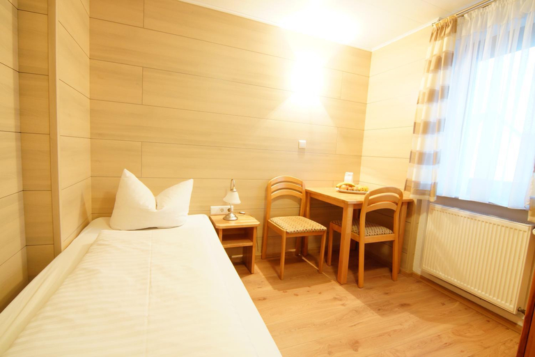 Bedroom 4, Hotel Spitzenpfeil, Lichtenfels