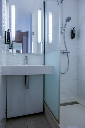 Bathroom, Ibis Styles La Rochelle Centre, Charente-Maritime