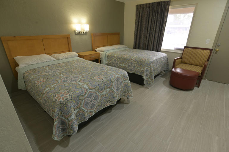 Bedroom 2, Deluxe Inn, Flagler