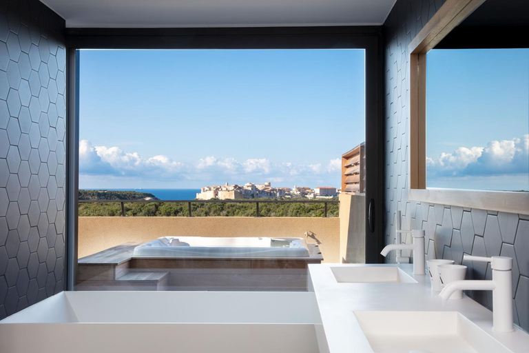 Shower 4, Hotel Version Maquis Citadelle, Corse-du-Sud