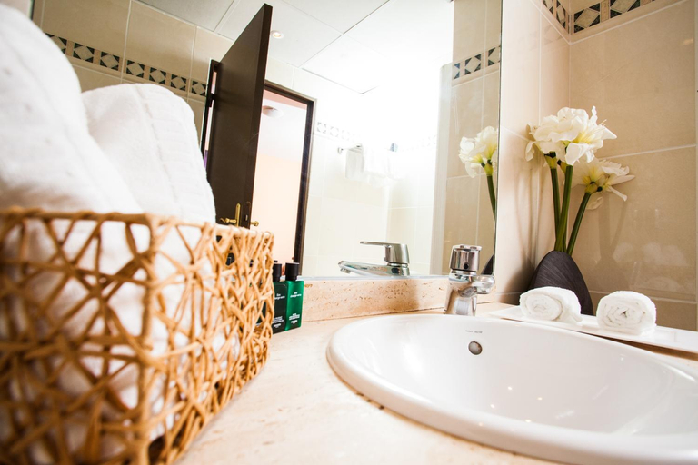 Bathroom 4, Aeroport Hotel - Parc Expo, Hérault