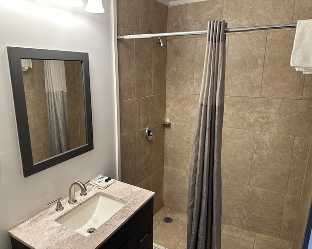 Bathroom 4, Motel 6 Sullivan, MO, Franklin
