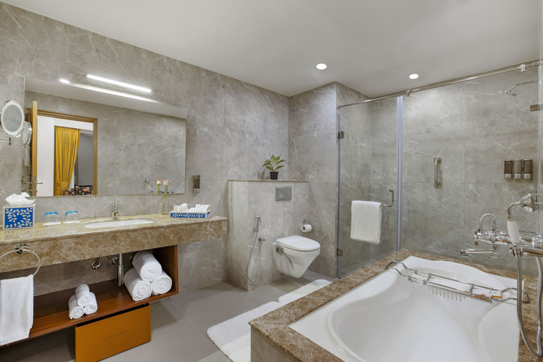 Bathroom 5, ExpoInn Suites and Convention, Gautam Buddha Nagar