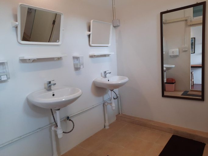 Bathroom 5, Pingplalee Female House, Phaya Thai