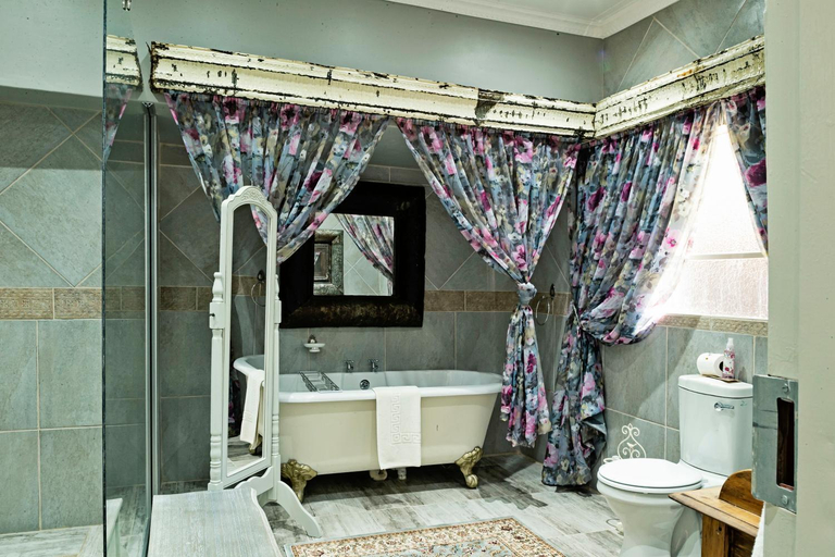 Bathroom, De Loft Guesthouse, Gert Sibande