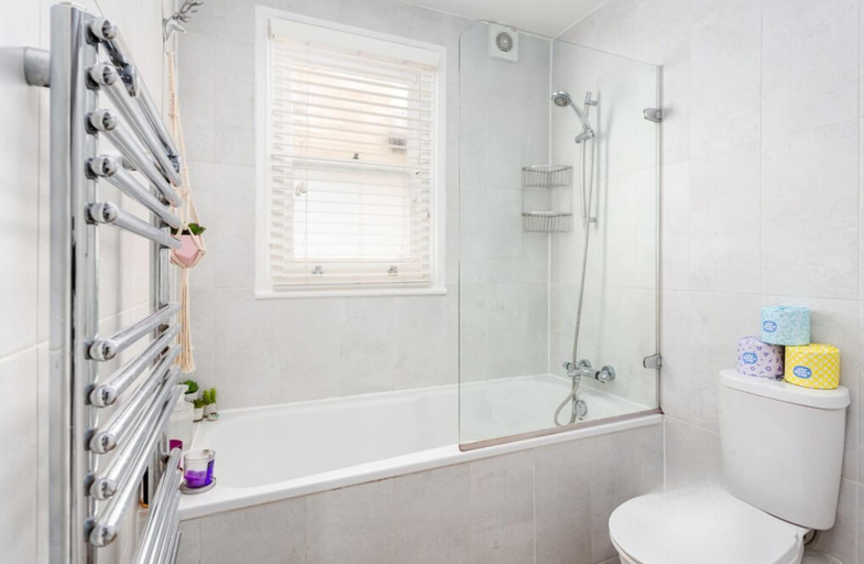 Bathroom 3, Chic 3BD Maisonette W/roof Terrace - Wandsworth!, London