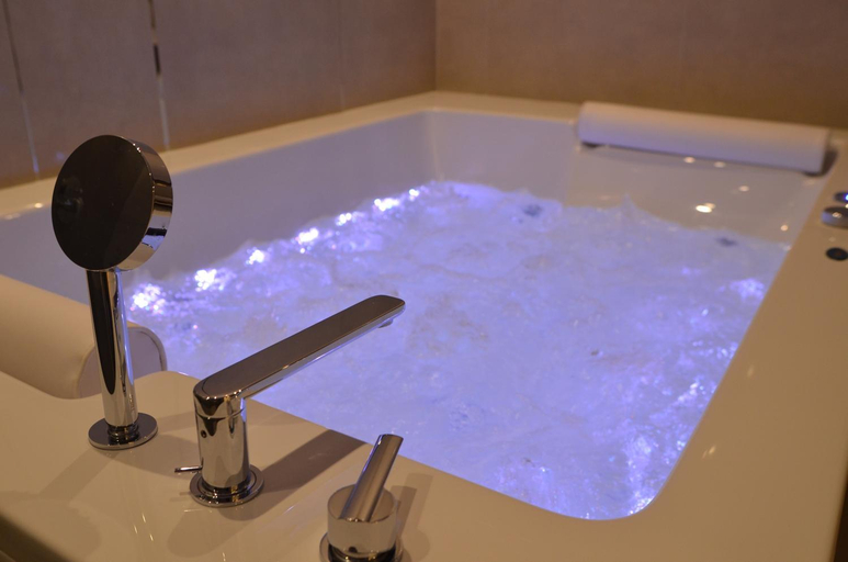 Bathroom 2, Jacuzzi Apartments, Kraków City