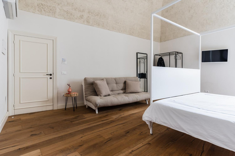 Others 5, Orazio33 b&b, Bari