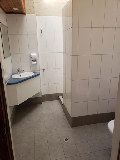 Bathroom 3, Aquarius Backpackers Resort, Byron
