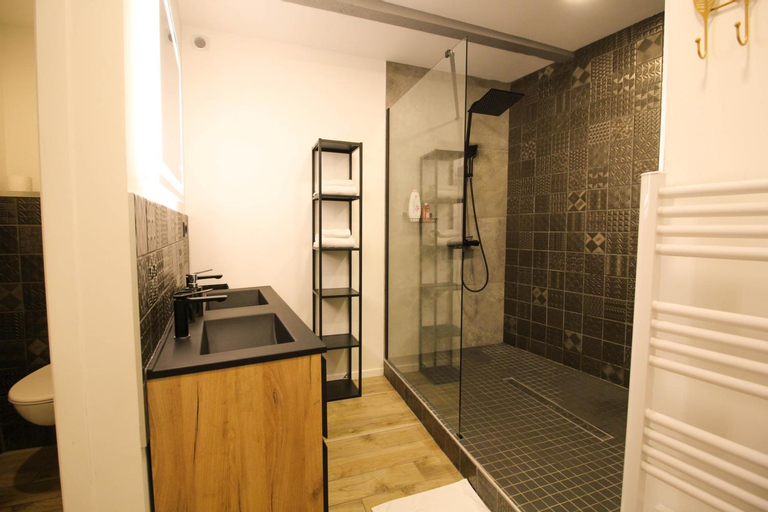 Bathroom 18