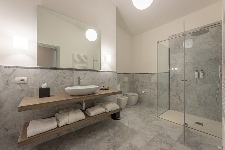 Bathroom 5, Grand Universe La Residenza, Lucca