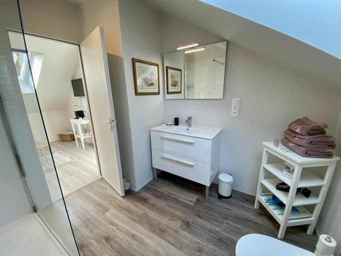 Bathroom, Sans Souci Bed and Breakfast with Luxe Heated Pool, Indre-et-Loire