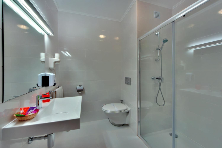 Bathroom 4, Hotel Zodiaco, Loulé