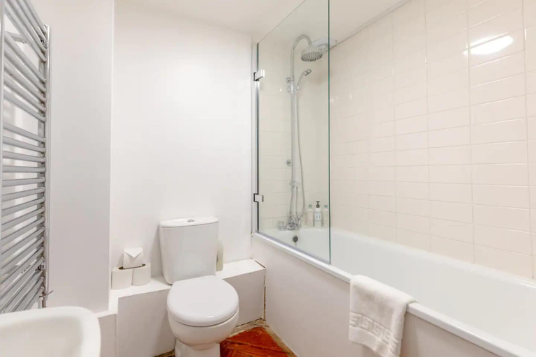Bathroom 5, Tastefully Curated Mezzanine Studio Flat Hackney!, London