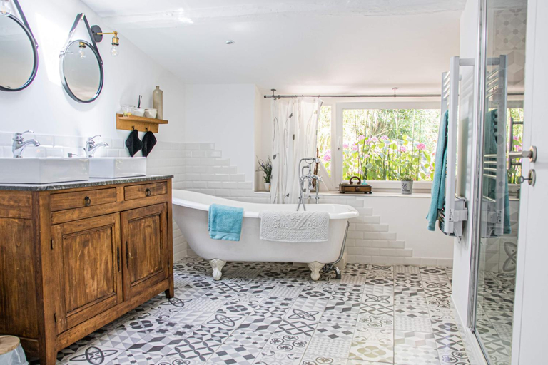 Bathroom 3, Varzay autour du puits, Charente-Maritime