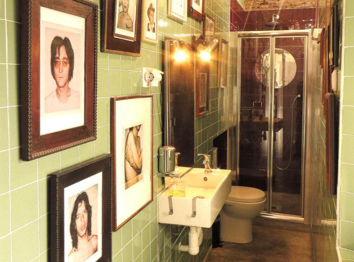 Bathroom 2, Lisbon Calling, Lisbon