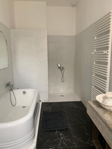 Bathroom 3, Liberte, Bouches-du-Rhône