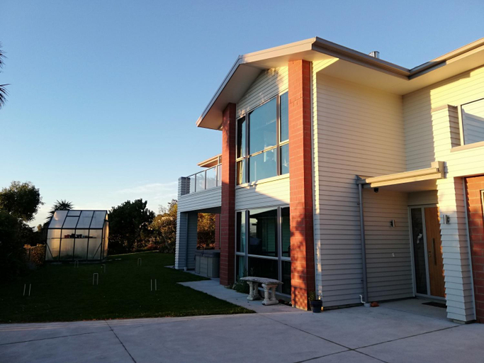Others 2, Whaka Heights, Christchurch