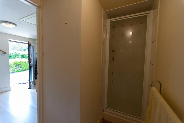 Shower 5, Five Cottages in AONB and an Obbit House!, Kent