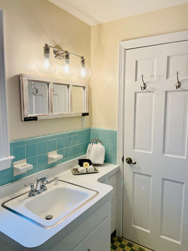 Bathroom 5, The Homestead, New Haven