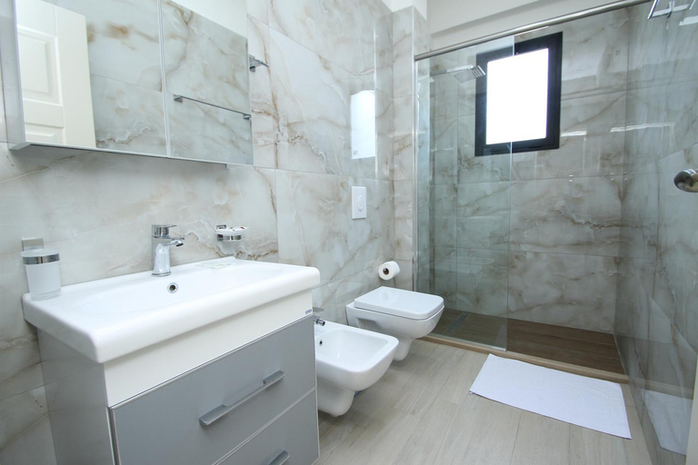 Bathroom 4, Hotel Roalb, Vlorës
