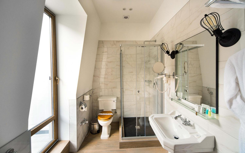 Bathroom 4, Wall Street, Odes'ka