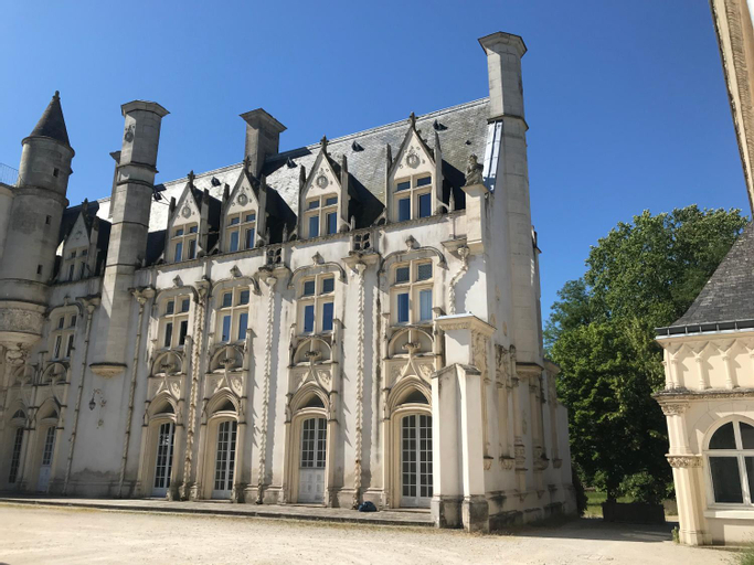 Others 5, Maison avec vue sur le Chateau, Loiret