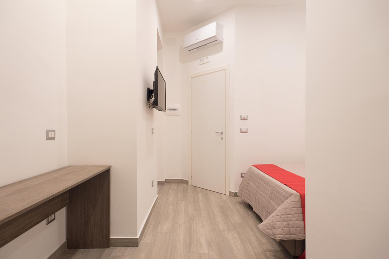 Others 4, B&B Toledo one, Napoli