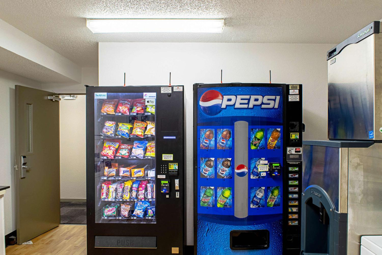 Food & Drinks, Crossland Economy Studios - Cincinnati/Springdale/Tri-County Mall, Cincinnati